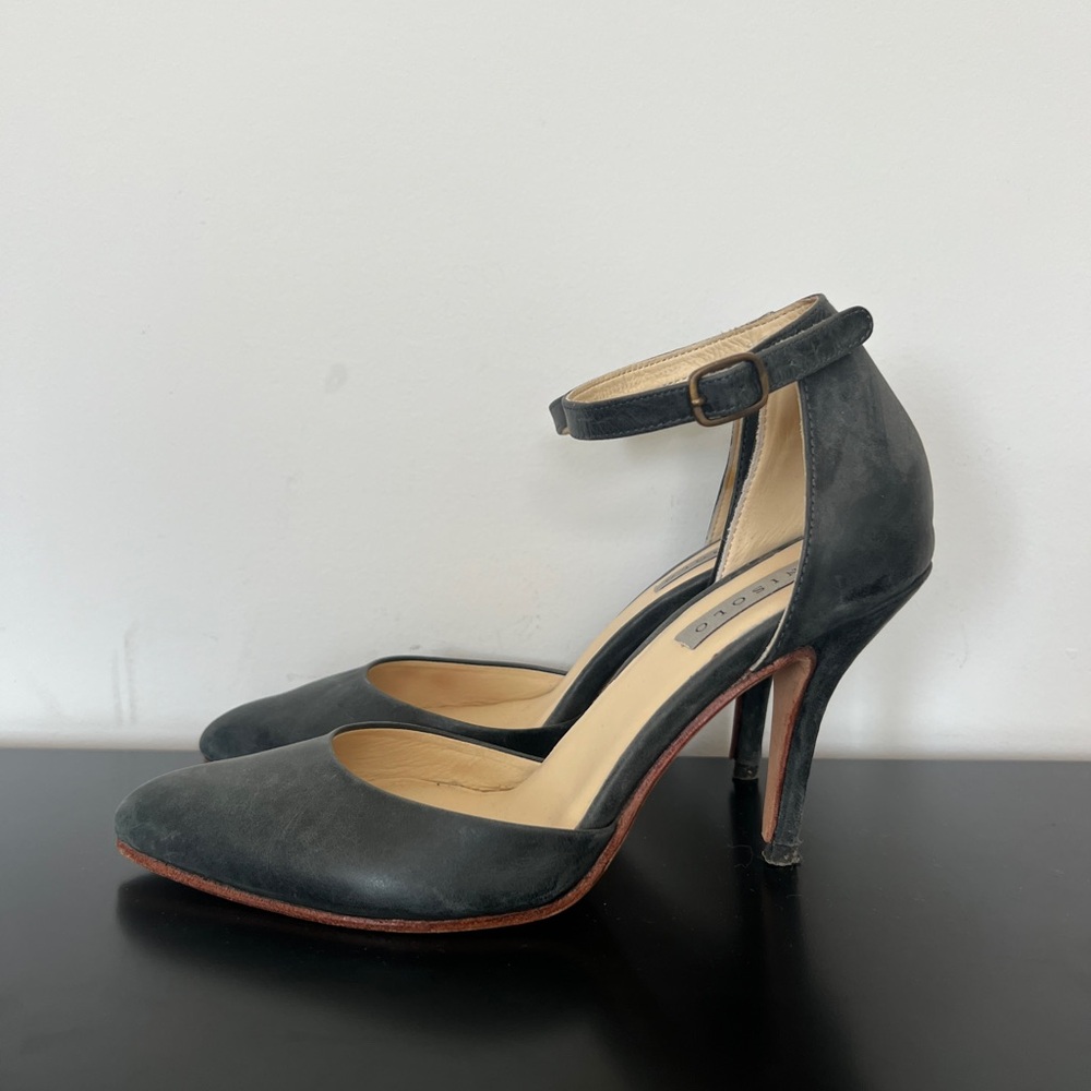 Nisolo Mollie Heels in Smoke Gray